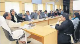  ?? HT PHOTO ?? ■ Chief minister Raghubar Das holds a meeting with the Central teams that visited Ranchi to assess damages caused by drought in the state at Project building secretaria­t in Ranchi on Friday.