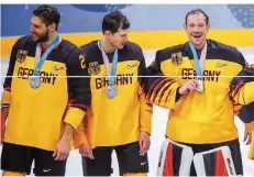  ?? FOTO: KAPPELER/DPA ?? Matthias Plachta, Frank Mauer und Torhüter Danny aus den Birken (von links) freuen sich über ihre Silbermeda­illen.