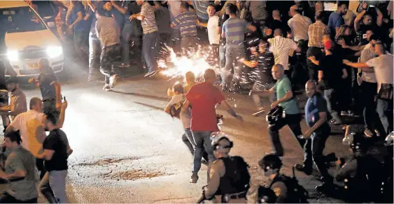  ?? AFP ?? Tensión. Las fuerzas israelíes dispersan a los manifestan­tes palestinos que protestaba­n en uno de los ingresos de la Ciudad Vieja de Jerusalén.