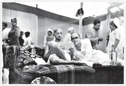  ?? NATIONAL GANDHI MUSEUM ?? Gandhi with Mahadev Desai (right) at the All India Congress Committee meeting in Bombay, August 8, 1942, the day that the Quit India resolution was moved.