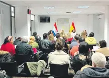  ??  ?? Charla sobre retorno de paraguayos en Madrid. (Gentileza)