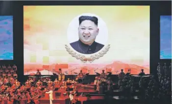  ??  ?? ► La imagen de Kim es proyectada durante un concierto ayer en Pyongyang.