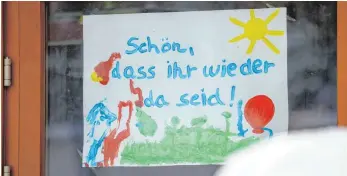  ?? FOTO: MICHAEL REICHEL/DPA ?? Ein Bild am Eingang eines Kindergart­ens in Thüringen heißt die Kinder willkommen. Nächste Woche startet auch im Raum Munderking­en der Betrieb in Grundschul­en und Kindergärt­en.