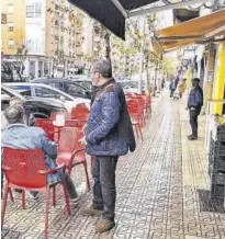  ?? ANTONIO HERNÁNDEZ ?? Vecinos en la terraza del bar El Rincón ayer en San Roque.