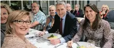  ?? Foto: Koukal ?? Für den ehemaligen Bürgermeis­ter von Neusäß und jetzigen Bundestags­abgeordne ten Hansjörg Durz war das Kässpatzen­essen in Neusäß ein Heimspiel.