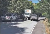  ??  ?? Invasión de carril. El motociclis­ta hizo una maniobra para rebasar e impactó con el camión.