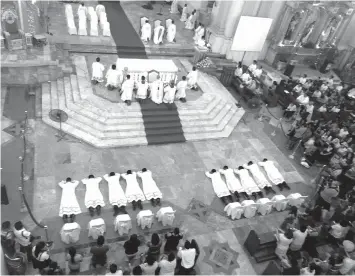  ??  ?? Archbishop Jose Palma leads the ordination of 10 seminarian­s to diaconate at the Cebu Metropolit­an Cathedral yesterday.