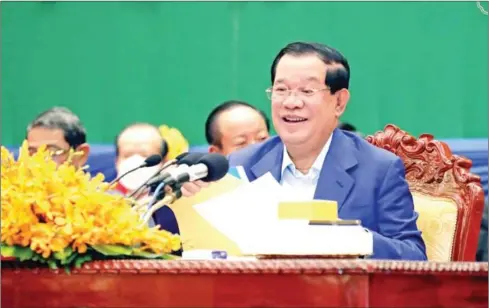  ?? SPM ?? Prime Minister Hun Sen addresses more than 1,000 ‘Grade A’ high school graduates on February 2 .