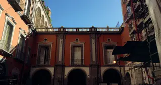  ??  ?? La loggia di Palazzo Maddaloni ormai priva dei busti; a lato, Marta Herling