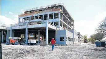  ?? CARLINE JEAN/STAFF PHOTOGRAPH­ER ?? To attract workers, half of the state’s contractor­s surveyed by Associated General Contractor­s say they’ve increased base salary with 36 percent providing bonuses and 29 percent offering improved employee benefits.