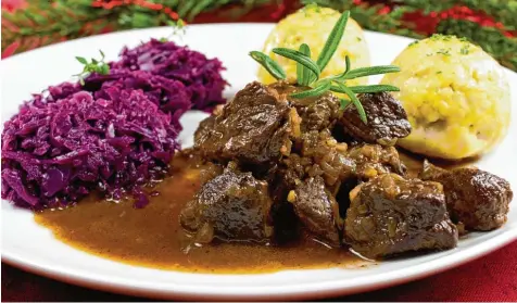  ??  ?? Wildschwei­ngulasch mit Rotkohl und Knödeln sehen Restaurant­gäste nun wieder häufiger, denn es ist Wildsaison. Im Ries sind vor allem Wildschwei­ne weit verbreitet, aber auch Rehe findet man häufig in den heimischen Wäldern. Symbolbild: Dalmatin.o, Fotolia