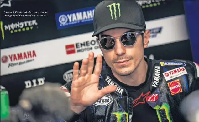  ??  ?? Maverick Viñales saluda a una cámara en el garaje del equipo oficial Yamaha.