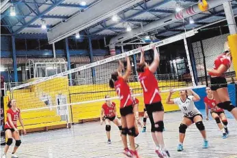  ?? FOTO: PRIVAT ?? Beim SV Fellbach blieben die Volleyball­erinnen des SV Horgenzell (Melanie Egger und Anke Hoffmann beim Block, links Katrin Sorg) zum ersten Mal in dieser Saison ohne Punkte.