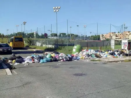  ??  ?? Via Alberto Luthuli, a Ponte di Nona, bloccata con i rifiuti dai residenti della zona, esasperati perché non vengono raccolti