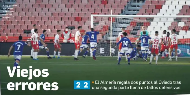  ?? JAVIER ALONSO ?? Los jugadores del Oviedo celebran el tanto del empate