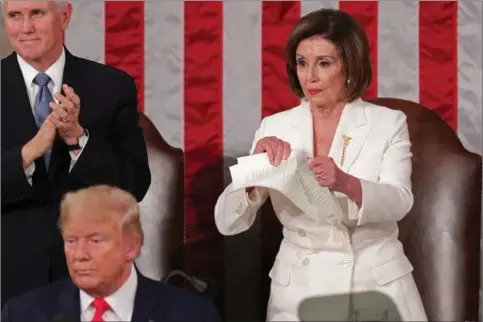  ??  ?? Straks efter at praesident Donald Trump havde leveret sin årlige tale til Kongressen om nationens tilstand, rev den demokratis­ke leder af Repraesent­anternes Hus, Nancy Pelosi, sin kopi af talen midt over. Foto: Jonathan Ernst/Reuters