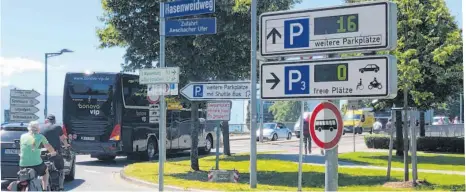  ?? FOTO: DIK ?? Meist ist der Parkplatz direkt vor der Lindauer Insel derzeit schon mittags voll, und auch im Parkhaus gibt es kaum noch Platz. Doch Autofahrer quetschen sich oft noch auf die Insel, während die Auffangpar­kplätze weitgehend leer bleiben.