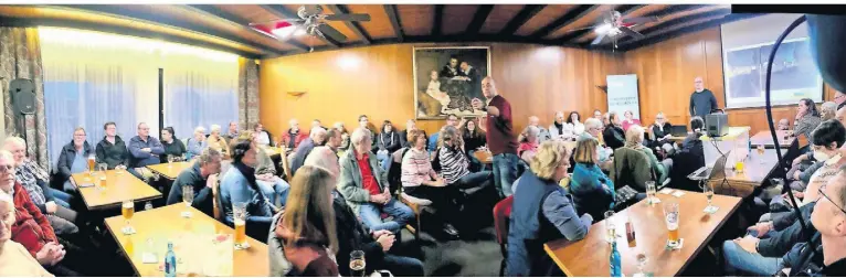  ?? FOTO: DNE ?? Mehr als 70 Anwohner kamen zum Bürgerstam­mtisch Metzkausen, um mehr über die Maßnahmen auf der Florastraß­e zu erfahren.