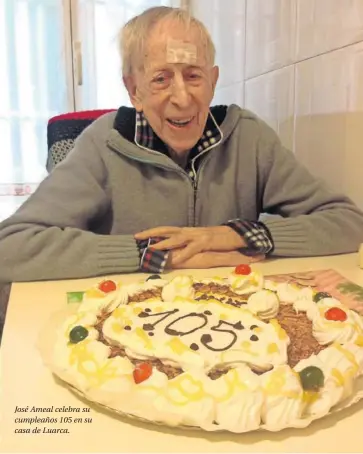  ??  ?? José Ameal celebra su cumpleaños 105 en su casa de Luarca.