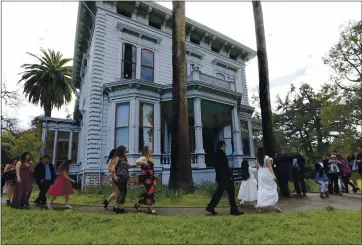  ?? LAURA A. ODA — STAFF ARCHIVES ?? Wedding parties enter and exit the historic John Muir House National Historic Site in Martinez in 2018.