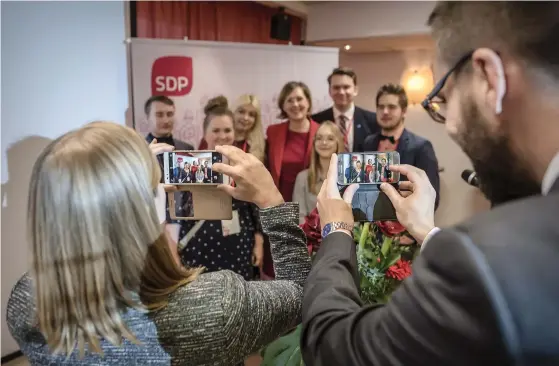  ??  ?? Tuula Haatainen är medveten om utmaningen att framstå som intressant i väljarnas ögon. ”På den politiska arenan gäller det att kunna väcka intresse, men samtidigt ska man bevara och stärka sin politiska trovärdigh­et”. På bilden fotografer­as Haatainen...