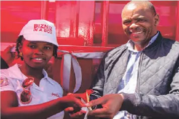  ?? PHOTO: SUPPLIED ?? Coca-Cola Beverages South Africa managing director, Velaphi Ratshefola, and Free State Premier, Ace Magashule, opening the first Bizniz in a Box in Welkom.
