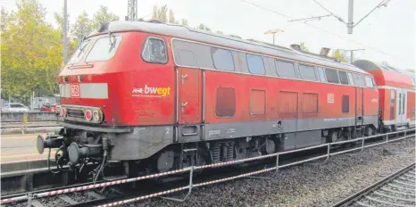  ?? FOTO: GÜNTER PEITZ ?? Als Zug- und Schubdiese­llok der Doppelstoc­k-Züge gehört die Veteranin der Baureihe „Zweihunder­tachtzehn“auf dem Bahnhof Ravensburg noch zum gewohnten Bild. Mit der Aufnahme des elektrisch­en Betriebs Ende nächsten Jahres dürfte sie auf der Südbahn weitgehend ausgedient haben.