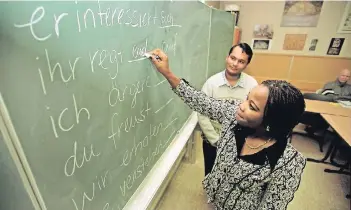  ?? FOTO: VARIO ?? Sprache gilt als Schlüssel zur Integratio­n: Das Foto zeigt einen Deutschkur­s für Flüchtling­e.