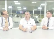  ??  ?? El comisario retirado Antonio Gamarra, con los periodista­s Osvaldo Cáceres e Iván Leguizamón, en ABC TV.