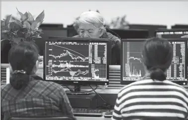  ?? HU GUOLIN / FOR CHINA DAILY ?? Investors check out stock prices at a securities brokerage in Jiujiang, Jiangxi province.