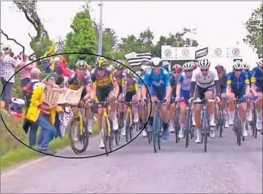  ??  ?? La mujer que provocó la caída de la primera etapa del Tour, cuando Tony Martin chocó con su cartel.