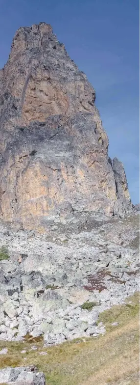  ?? ??  Gros plan sur l’aiguille Pierre André, joyau de la Haute Ubaye.