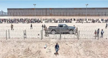  ?? OMAR ORNELAS/EL PASO TIMES FILE ?? Prior to the death of an 8-year-old girl in custody, U.S. Border Patrol stations were issued a warning by a court monitor that child migrants could be overlooked when stations become overcrowde­d.