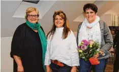  ?? Foto: Anja Fischer ?? Ursula Panse, erste Vorsitzend­e Mirela Wollner und Kassierin Margret Göllner be richteten über Aktuelles aus der Hospizarbe­it in Bobingen.