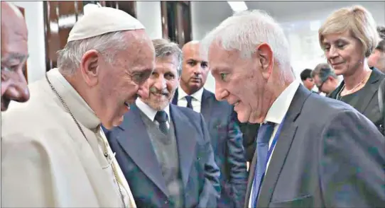  ?? CEDOC PERFIL ?? CON EL PAPA. Hugo Juri destacó la visión global de Francisco. “Atiende las nuevas necesidade­s de la sociedad”, sostuvo.