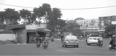  ?? SALMAN MUHIDDIN/JAWA POS ?? TINGGAL DIRATAKAN: Rencananya, hari ini bangunan penyumbat frontage road sisi barat Jalan Ahmad Yani dibongkar.