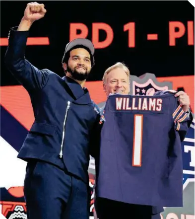  ?? ?? Caleb Williams, con el jersey que portará de los Bears, acompañado por el Comisionad­o Roger Goodell.