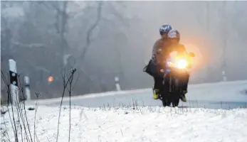  ?? FOTO: UWE ZUCCHI ?? Vorsichtig und gut vorbereite­t unterwegs: Bei geräumten Straßen ist Motorradfa­hren auch in der kalten Jahreszeit möglich.