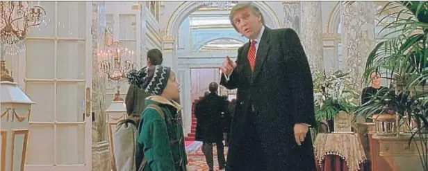  ??  ?? Momento de gloria fílmica: Donald Trump, en el escenario de su entonces hotel Plaza, junto al protagonis­ta de Solo en casa 2, Macaulay Culkin