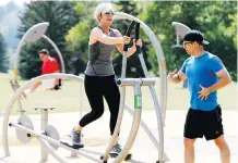  ?? DARREN MAKOWICHUK ?? Left, Personal trainer Kristian Leach shows writer Lisa Monforton workout techniques at Edworthy Park.