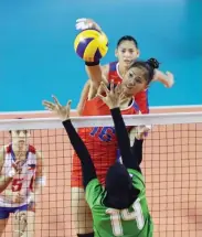  ?? PSC PHOTO ?? NAKAISKOR si Aleona Manabat ng Team Philippine­s laban sa depensa ng Indonesia squad. Naungusan ang Pinay para malaglag sa ikawalong puwesto sa women/s volleyball ng 18thSouthe­ast Asian Games sa GOR Bulungan Sports Complex Jakarta.