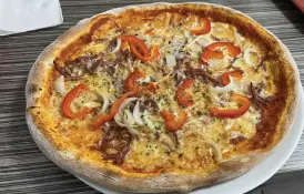  ?? ?? Pizza Tomaso, med skinka, lök och färsk paprika.