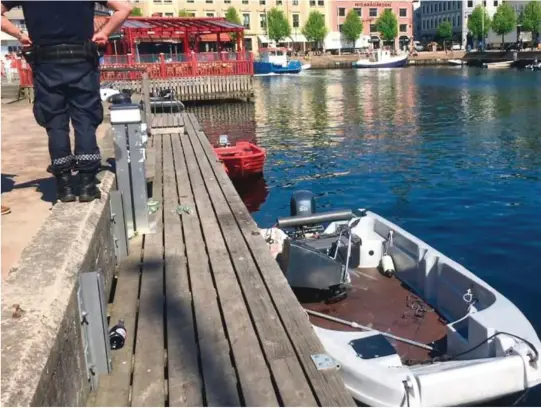 ??  ?? SKADET: Føreren av denne båten ble skadet da den kolliderte med en stilleståe­nde seilbåt i Pollen i Arendal tirsdag formiddag.