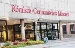  ?? Foto: dpa/Marius Becker; Siegfried Schmidtke ?? Verzweifel­t? Die Skulptur der Sappho, einer antiken Lyrikerin, vor der Kölner Oper, unten das Römisch-Germanisch­e Museum.