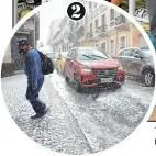  ??  ?? 1. Los extranjero­s se han acomodado una casa asistencia­l. 2. El centro de la capital fue el más afectado tras la lluvia del pasado lunes.