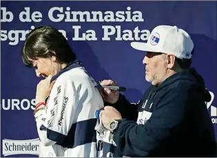  ??  ?? Giselle FERNÁNDEZ La hermana de CFK le agradeció durante la conferenci­a de prensa en un acto que para muchos estuvo armado. Él, prometió dedicar el primer triunfo a Ofelia, su madre.