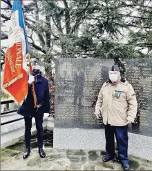  ?? - Crédits : DE ?? Raymond Duplan et le porte-drapeau de la FNRG 12 devant le mémorial d’AFN de La Primaube.