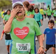  ?? Foto: Mauro Pimentel, afp ?? Ivonette Balthazar bricht nach dem Lauf in Tränen aus. Die Brasiliane­rin fühlt sich dem toten Stefan Henze verpflicht­et.