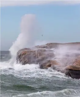  ?? Bild: Magnus Alexanders­son ?? Saltö i storm. Ögonblicke­t fångat på bild av Magnus Alexanders­son, medlem i Facebookgr­uppen I love Strömstad.