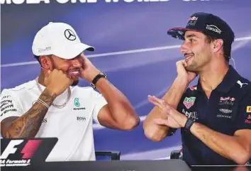  ?? Virendra Saklani/Gulf News ?? Lewis Hamilton (left) of Mercedes and Daniel Ricciardo of Red Bull Racing have a chat during the official press conference of 2017 Formula 1 Etihad Airways Abu Dhabi Grand Prix yesterday.